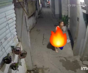 Người đàn ông 'thoát y' đuổi theo cô gái trong đêm ở Hà Nội: Đoạn clip gần 1 phút gây bức xúc