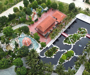Mặc lệnh phá dỡ, biệt phủ được cho là của đại ca giang hồ vẫn sừng sững bên bờ sông Mã