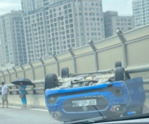 Hà Nội: Sau va chạm, ô tô con lật ngửa trên đường vành đai 2