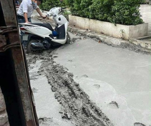 Bất chấp cảnh báo, người đàn ông ở Hà Nội lao xe vào ngõ mới đổ bê tông rồi… không thoát ra nổi