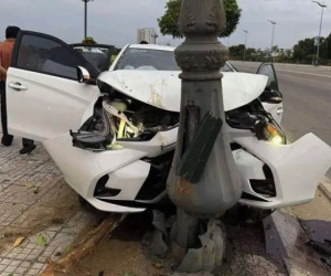 Ô tô biến dạng khi tông trụ đèn, 3 người nhập viện