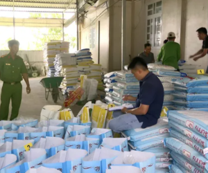 Phơi bày chiêu thức sản xuất hàng chục tấn thức ăn cho tôm giả