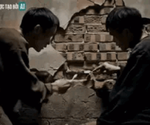 Video mô phỏng cảnh 2 phạm nhân dùng bàn chải đánh răng để đục tường, vượt ngục như trong phim