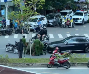 Xác minh clip người đàn ông chạy SH chặn xe, đập phá ô tô Mercedes
