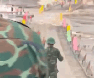 VIDEO: Quân đội 'cắt' cầu phao Phong Châu khẩn cấp