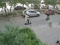 Nghịch ngợm 'thể hiện' với chiếc xe scooter điện, hai 'khối nghỉ hè' gây họa cho xế hộp bên đường