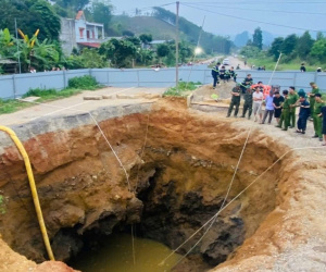 Vụ người đi xe máy rơi xuống 'hố tử thần' mất tích: Dừng tìm kiếm nạn nhân