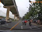 Clip thanh niên áo cam đuổi đạp xe máy 'cực gắt' ngay trước đầu ô tô ở Thủ Đức
