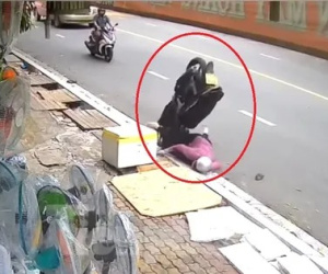 Clip: Người phụ nữ và xe máy lộn nhào, cắm đầu giữa đường