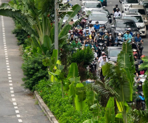Cảnh tượng lạ tại tuyến phố ở Hà Nội: Một bên ùn tắc, một bên vắng bóng người