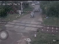 Khoảnh khắc 2 người đi xe máy vượt rào chắn bị tàu khách từ Hà Nội tông tử vong