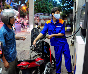 Giá xăng dầu dồn dập tăng lần thứ 3 liên tiếp, RON 95 tiến lên mốc mới