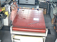 Người phụ nữ hốt hoảng khi kính cường lực bỗng vỡ tan dưới chân cháu trai khi vừa tiếp xúc