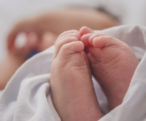 Kỷ luật nữ giáo viên vì sinh con thứ 3: Luật sư nói gì?