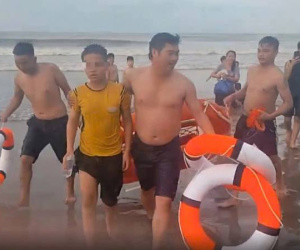 Thêm nhóm du khách bị sóng cuốn trong lúc tắm biển ở Hà Tĩnh