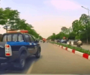 Xác minh ô tô biển xanh liên tục 'tạt đầu', chửi bới tài xế xe khác trên đường