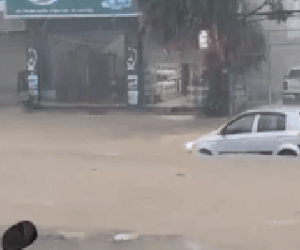 Thành phố Lạng Sơn ngập sâu, ô tô nổi lềnh bềnh trong biển nước
