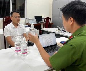 Bắt Phó Chủ tịch UBND thị trấn ở Hà Nội vì sản xuất cồn y tế giả