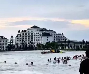Dù lượn chao đảo rồi rơi xuống biển Hạ Long, du khách hoảng loạn
