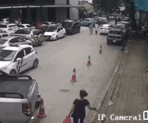 Ô tô bất ngờ lùi cán qua người phụ nữ đi bộ trong bệnh viện ở Hà Nội
