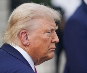 Ông Trump thu nhập 600 triệu USD từ tiền ảo, sân golf