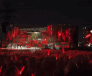 Truyền thông quốc tế nói về cảnh tượng sấm sét chói lòa tại concert Chông Gai, netizen tranh cãi dữ dội