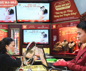 Mua bán vàng từ 20 triệu đồng phải chuyển khoản: Có hợp lý?