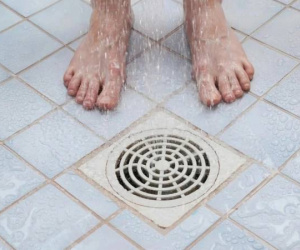 Chuyên gia cảnh báo thói quen đi tiểu khi tắm vòi sen gây hại cho phụ nữ