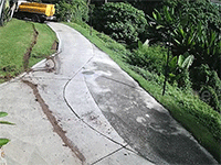 Cú đánh lái bất cẩn của tài xế khiến xe bồn trôi dốc lăn xuống mương