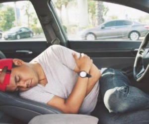 Ngủ trong ô tô khi động cơ chạy không tải: Xăng tốn nhiều đến mức nào?