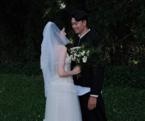 Thành Chung khoe bộ ảnh ngọt hơn đường với nàng WAG xinh nhất làng bóng Việt, 7 năm yêu vẫn một ánh mắt si tình