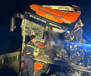 Xe khách tông vào đuôi ô tô tải đang dừng đỗ trên cao tốc, 11 người thương vong