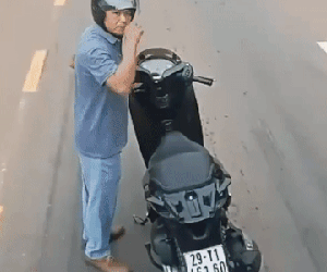 Người đàn ông chặn đầu ô tô, lớn tiếng 'biết bố mày là ai không?'