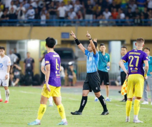 Trọng tài Malaysia điều hành hai trận cầu sinh tử V-League: Nơi nước mắt rơi xuống