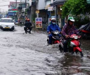 TPHCM mưa như trút gây ngập nặng, xe chết máy hàng loạt