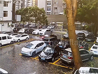 Xế hộp thoát hiểm trong gang tấc khi vừa rời khỏi bãi đỗ xe ven đường