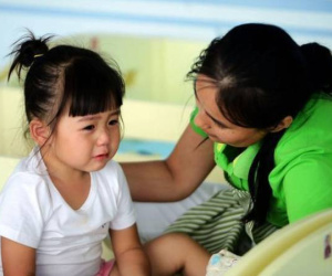 Bé gái 4 tuổi tan học 3 ngày liên tiếp không ai đến đón, cô giáo mở cặp ra xem thì chết lặng
