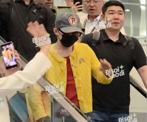 G-Dragon siêu phấn khởi ngày trở lại Việt Nam: Hồi hộp muốn rớt tim, ngáp ngủ nhưng vẫn vẫy tay nhiệt tình!