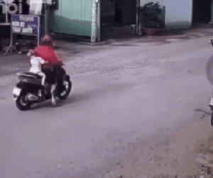 Phẫn nộ cảnh mẹ bỏ con 18 tháng tuổi giữa đường đông xe cộ