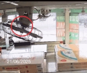 Đi mua sách cho cháu ngoại, người phụ nữ bị xe ben cán: Camera ghi lại khoảnh khắc đau lòng