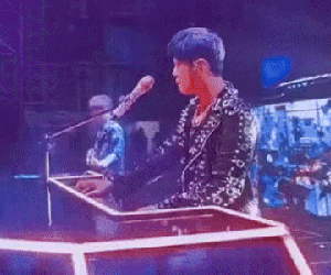 Tranh cãi chuyện mời nam ca sĩ top 1 showbiz về nhà mở concert riêng, netizen chốt 'đúng là không có gì ngoài tiền'