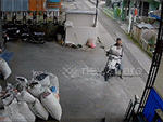 Xe tay ga bất ngờ bốc cháy giữa đường dù tài xế không hề di chuyển