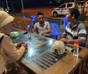 Cảnh sát giao thông kịp thời giúp đỡ thiếu niên lang thang trên cao tốc, đưa trở về với gia đình