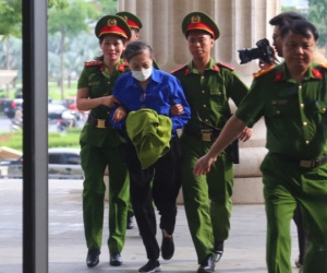 Cựu bí thư tỉnh ủy Hoàng Thị Thúy Loan cùng các bị cáo đến tòa bằng xe đặc chủng và xe 29 chỗ