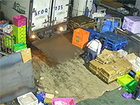 Đứng khuất đúng điểm mù, nữ nhân viên kho hàng bị kẹp chặt bởi đuôi xe tải