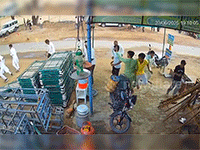 Chạy cảnh sát, xe con mất lái tông hàng loạt người dân đứng ven đường