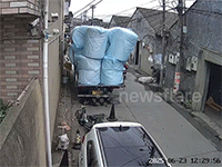 Hai mẹ con ngã đập mặt xuống đường khi đang đi xe máy chỉ vì sự bất cẩn của tài xế bên đường