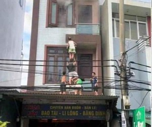 Hình ảnh hàng xóm bắc thang, cứu 4 người trong ngôi nhà đang cháy ở Hà Nội