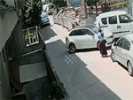 Cảnh trớ trêu của nam thanh niên nhận lời người phụ nữ để lùi xe hộ ra đường