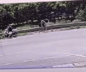Clip: Leo qua rào chắn cùng bạn gái, nam thanh niên bị tàu hỏa tông tử vong ở Hà Nam